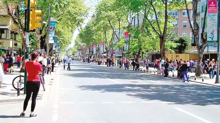 Badat Caddesi de Paralel Yap maduru