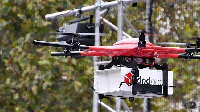 Paris'i 'drone'lar igal etti