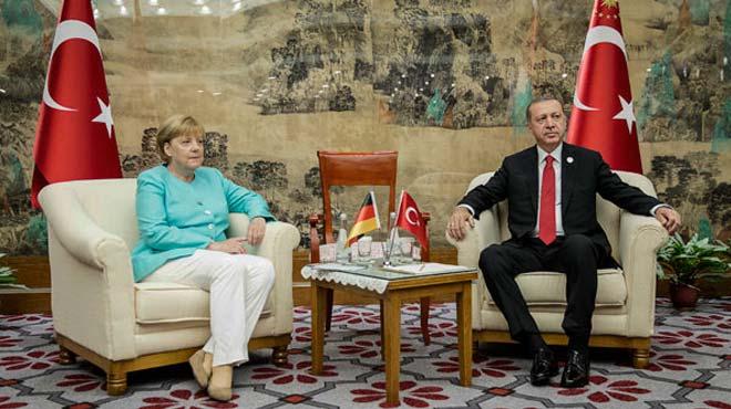 Alman basn: Merkel Erdoan'n nnde diz kt!