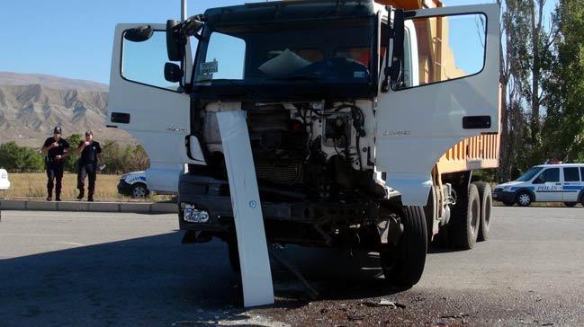 Erzincan'da hafif ticari arala kamyon arpt: 4 l, 1 yaral