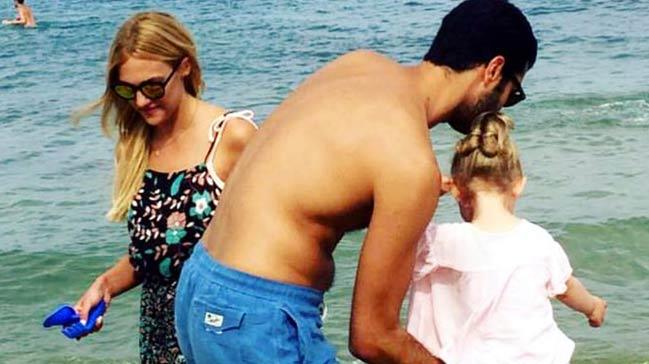 Meryem Uzerli ailesiyle Bodrum'da