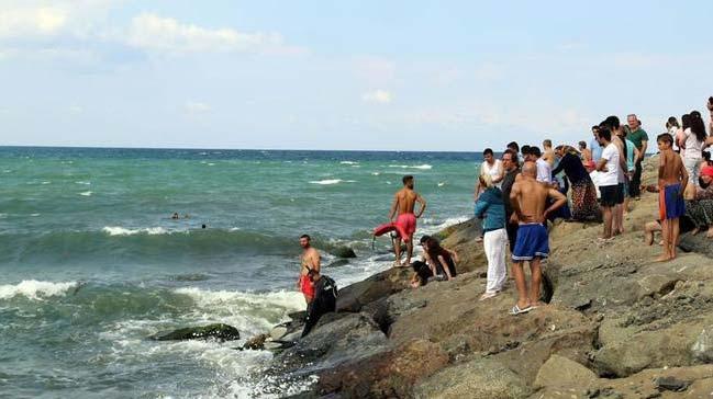 Samsun'da denize giren 3 karde bouldu