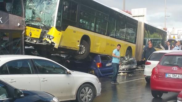 Son Dakika Haberleri: Acbadem'de metrobs yoldan kt! Yarallar var