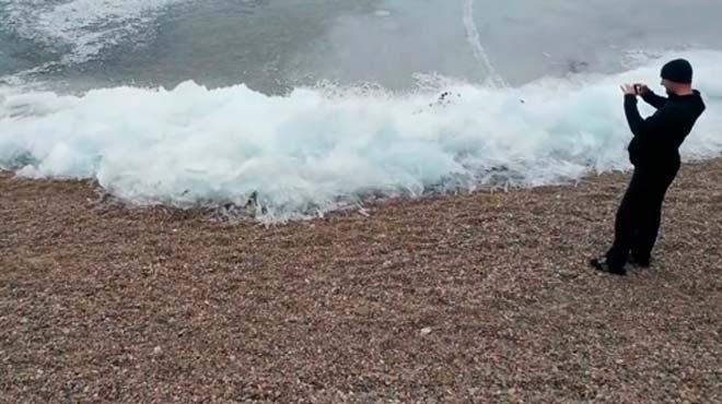 Baykal glnde ilgin buz dalgalar olutu