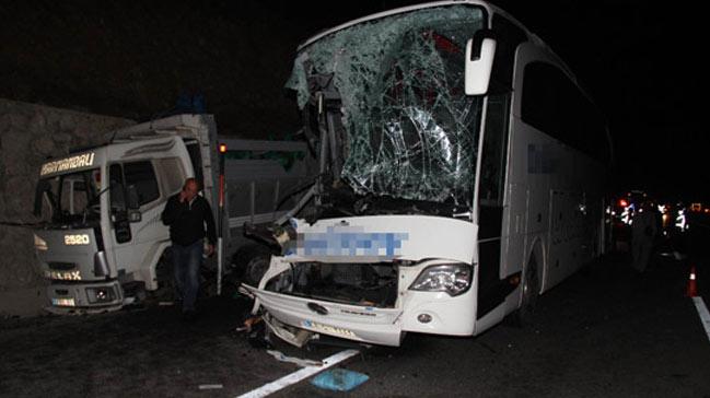 Samsun'da yolcu otobs kamyona arpt: 1 l, 39 yaral