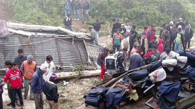 Nepal'de otobs devrildi: 14 l