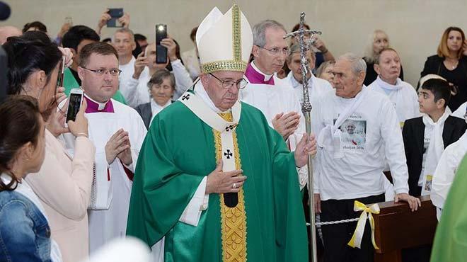 Papa Franciscus Azerbaycan'da ayine katld