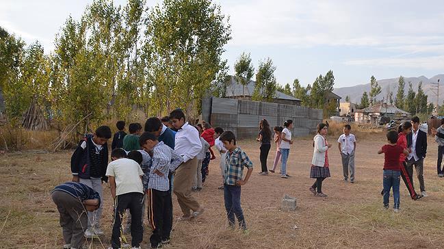 Hakkari'de ocuklarn bulduu cisim patlad:1 l, 2 yaral