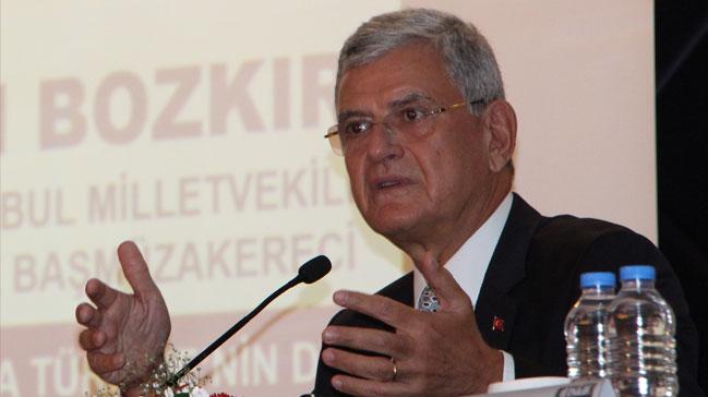 Bozkr: Darbecilerde deil, darbeye kar koyanlarda bayrak vard