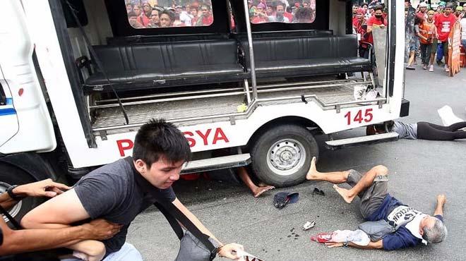 Filipinler'de polis arac protestocular ezdi geti