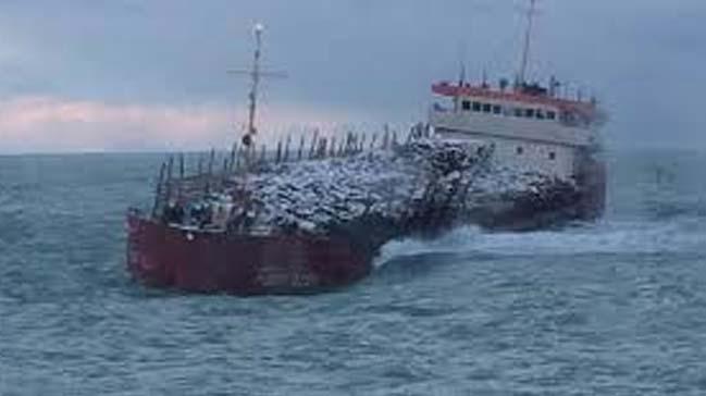 Karadenizde yan yatan yk gemisinin personeli kurtarld 