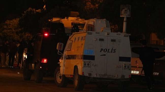 Kzltepede PKKl terristler AK Parti ile binasna saldrd: 3 polis yaral