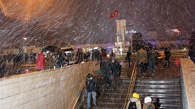 stanbul'da beklenen oldu: Kar ya balad!