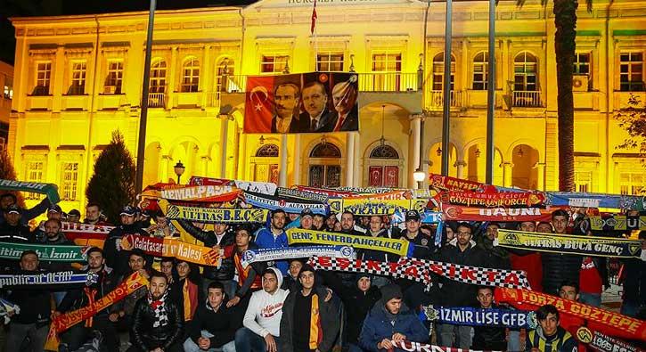 zmir'de taraftar gruplar stanbul'daki terr saldrsn protesto etti