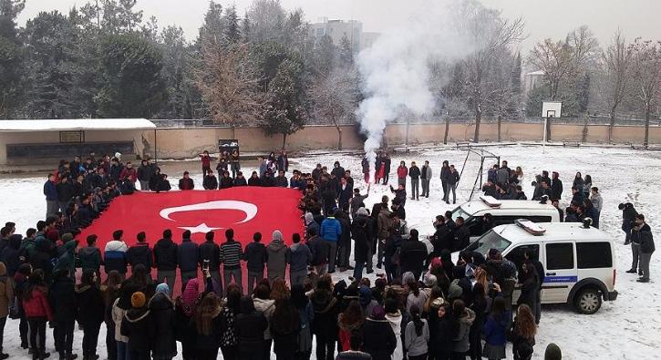 Kavga ihbar iin gelen polislere Trk bayrakl srpriz