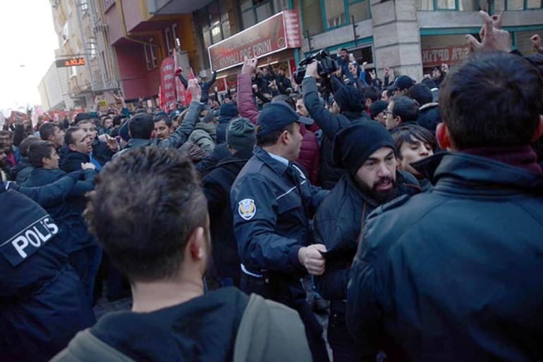 Kayseri'de CHP Genlik Kollar Bakan Cemre Doan'a saldr