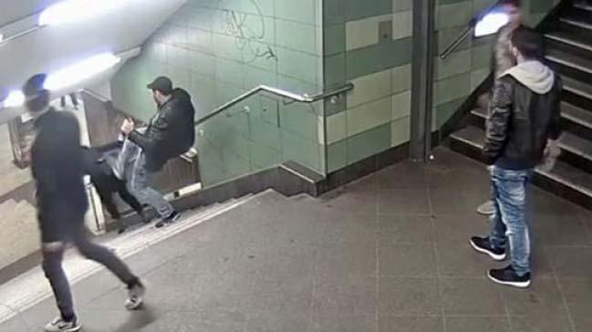 Almanya'da metroda kadna saldran zanl yakaland