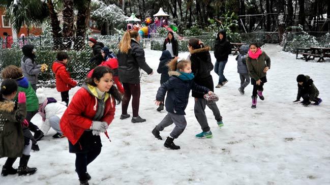 Antalya'da kar ya okullar tatil ettirdi