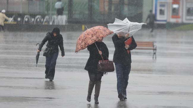 stanbul'u kardan nce iddetli frtna vurdu