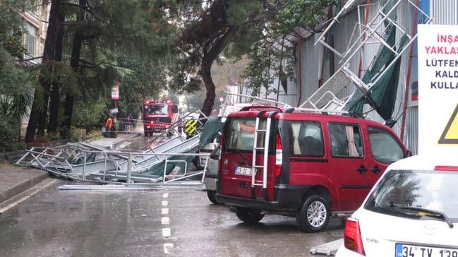 Kadky'de frtna, inaat iskelesini devirdi