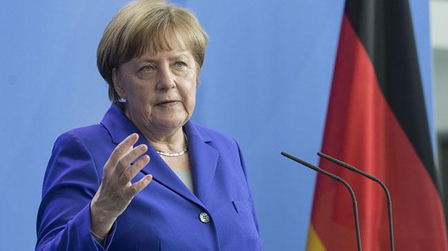 Merkel'den yeni yl mesaj: 2016 zorlu snavlarn olduu bir yld