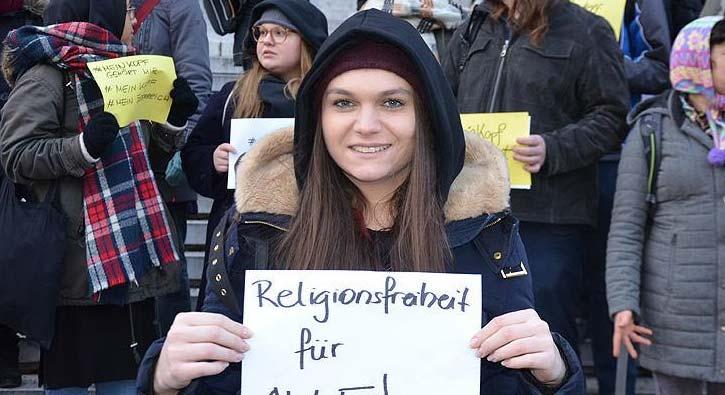 Avusturya'da 'barts yasa' protestosu