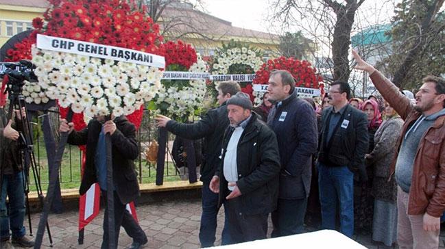 Samsun'da ehit cenazesinde CHP elengini istemediler ve yere attlar
