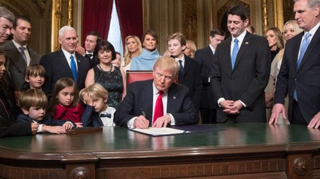 Trump imzalad! ABD resmen ekildi