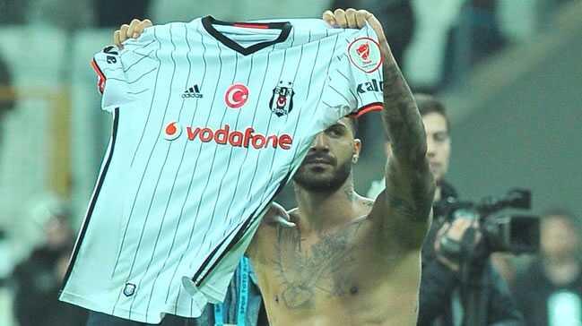 Quaresma formasn Fenerbahe tribnlerine gsterdi
