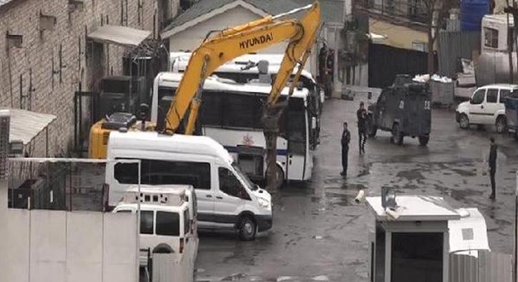 Taksim'deki cami alanna ilk kepe vuruldu