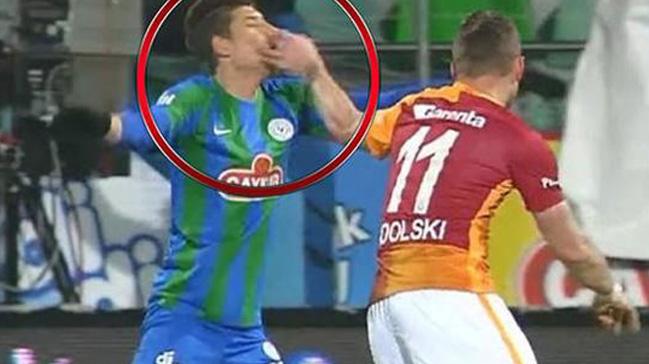 Lukas Podolski Dhurgham Ismael'e yapt hareket nedeniyle tepki grd
