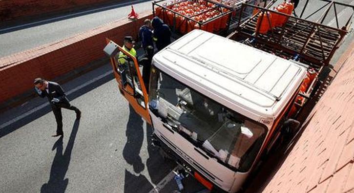 Barcelona'da kamyon alan sveli ortal birbirine katt 