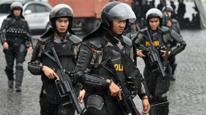 Endonezya'da hkmet binas yannda bombal saldr