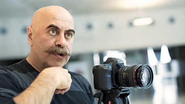 Ezel Akay, Berlinde mekn at 
