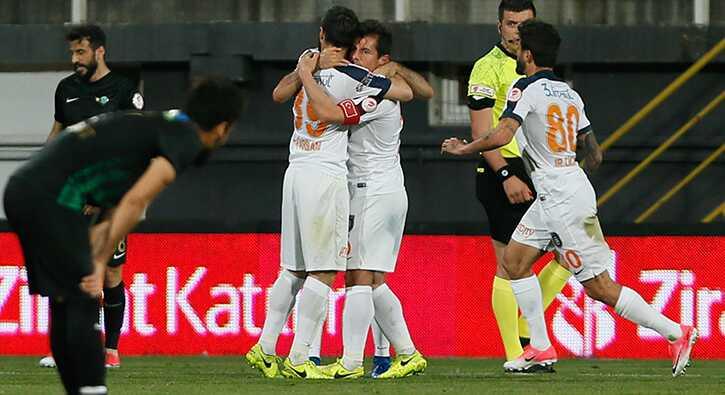 Akhisar Belediyespor'u 2-0 yenen Medipol Baakehir, Ziraat Trkiye Kupas'nda yar finalde!