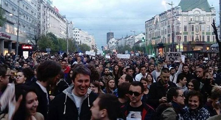 Sırbistan’da binlerce muhalif sokakta
