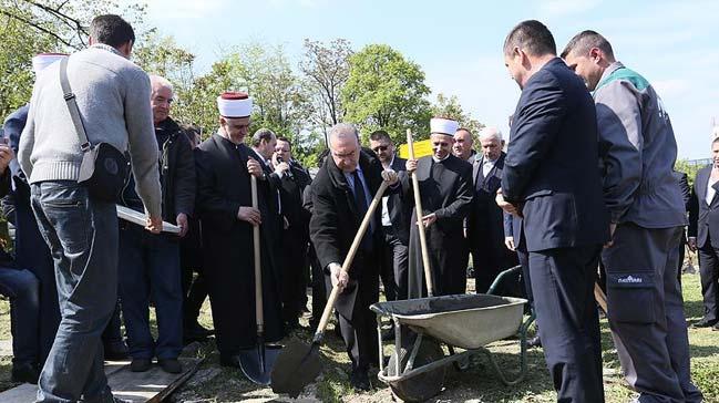 Bosna'da savan yok ettii Arnavudiye Camisi'ne 'vakf' destei