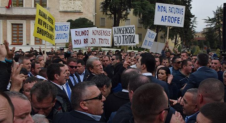Arnavutluk'ta muhalefet protestosu       