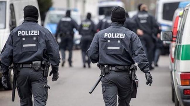 Almanya'da polis silahl bir kiiye ate etti