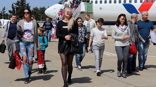 Antalya Havalimanı'na 1 haftada 566 Rus turist geldi