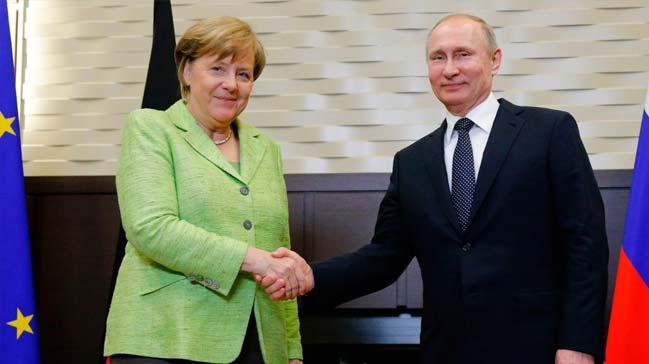 Merkel bugn Putin ile bulutu