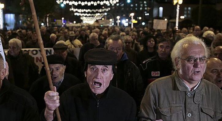 Yunanistan, emekli maalarnda kesinti szyle kreditrlerle anlat