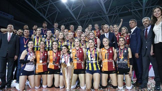 Bakan Kl dostluk fotoraf nedeniyle Fenerbahe ve Galatasaray' kutlad