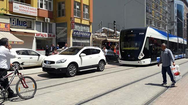 Raylarn zerine park etti, tramvay seferi durdu