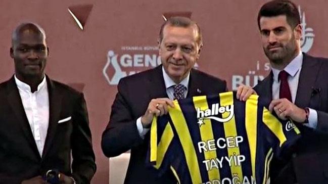 Cumhurbakan Erdoan'a Fenerbaheli futbolculardan byk srpriz!