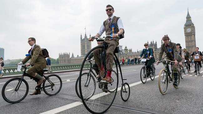 Londra'da tvit ceketli bisikletiler pedal evirdi