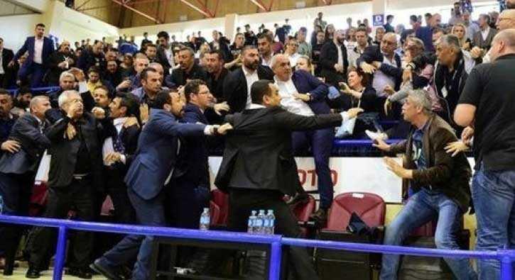 Beikta taraftar grubu Asya Kartallar'ndan Aziz Yldrm'a cevap