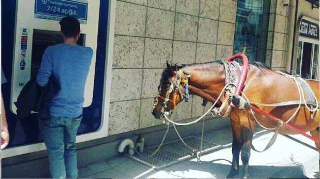 ATM'den para ekmeye atyla gitti