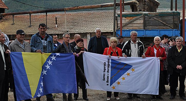 Bosna Hersek'te toplama kamp madurlar anld