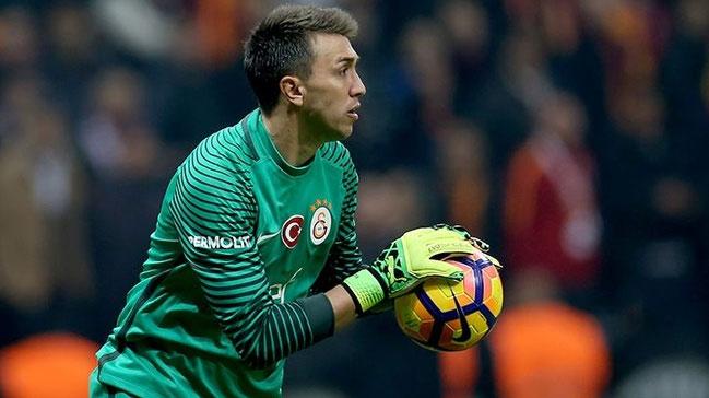 Muslera zbek'e isyan etti: Srekli hoca deitiriyorsun!